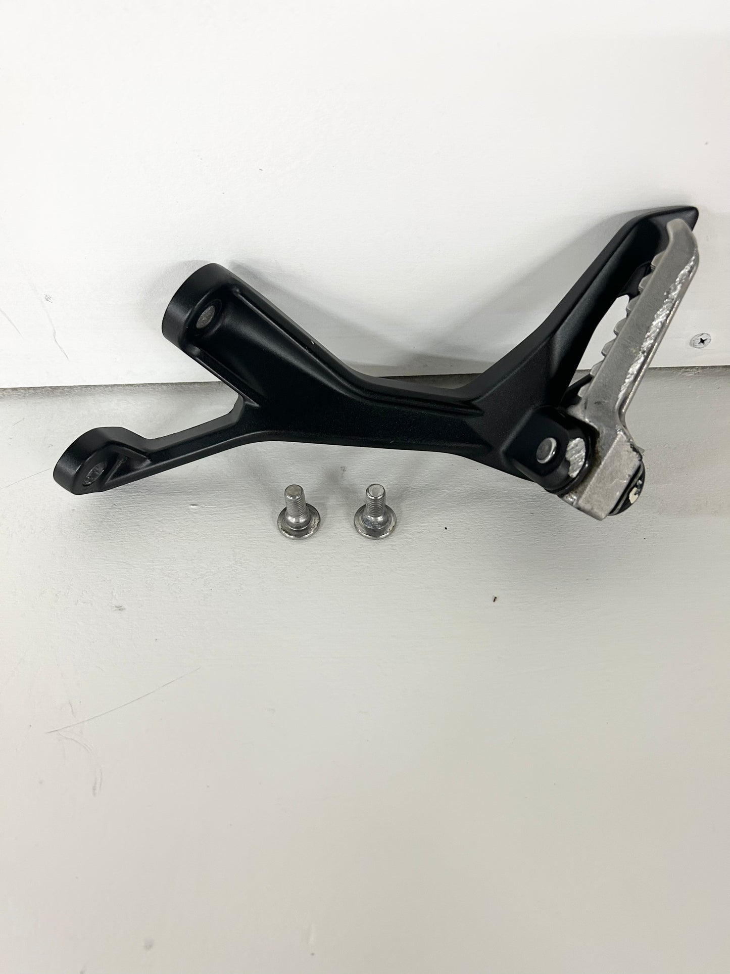 2018 2019 2020 2021 Kawasaki Ninja 400 z400 rear left passenger peg bracket ( 001177 )