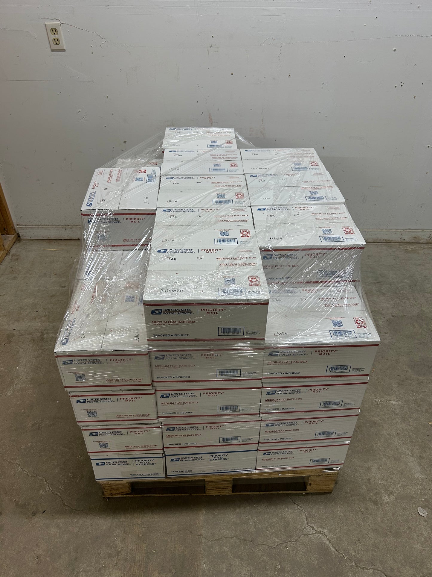 AS-IS Power Tool Battery Pallet ( 001022 ) ( BB )